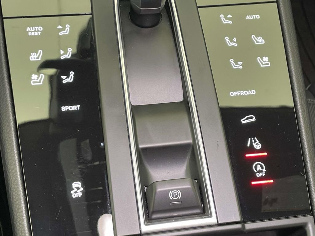 Certified 2025 Porsche Macan AWD/4WD image 34
