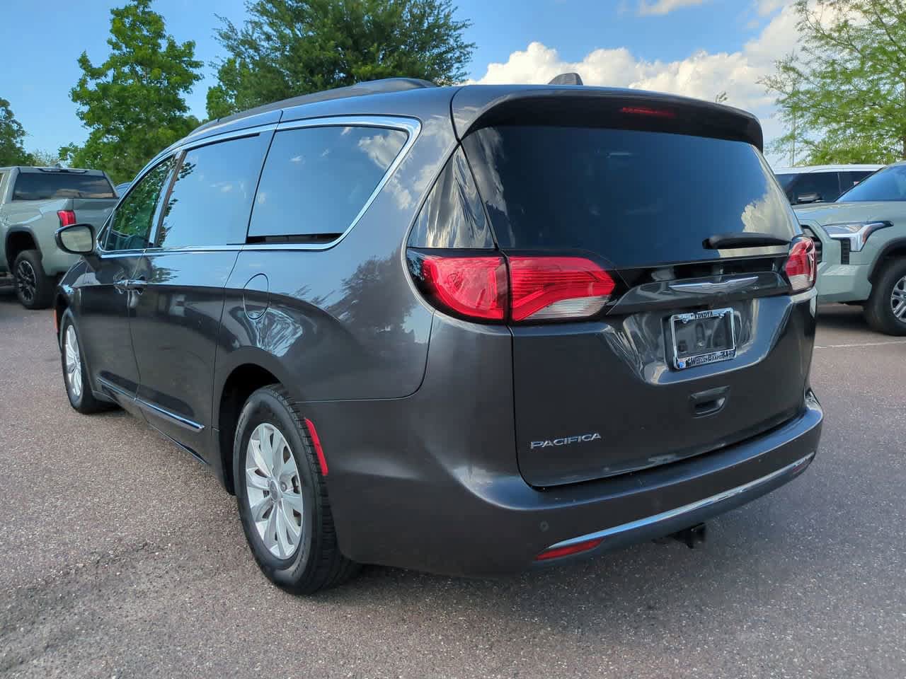 Used 2017 Chrysler Pacifica Touring-L FWD image 4