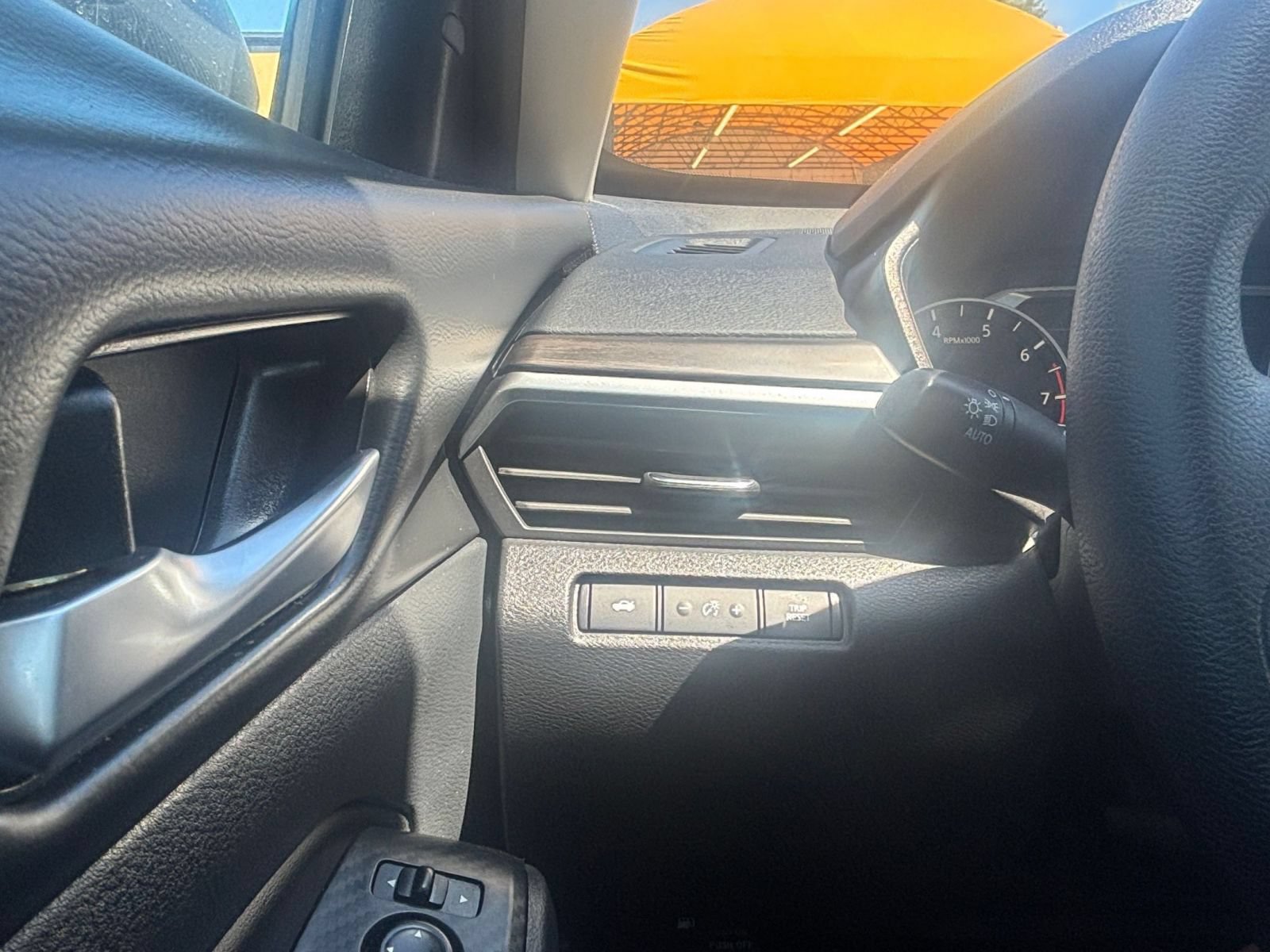 Used 2025 Nissan Altima 2.5 SV FWD image 32