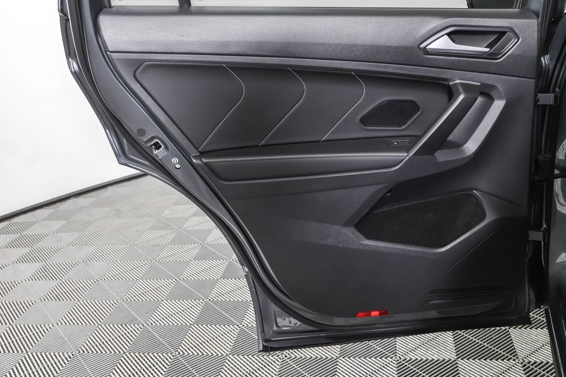 Used 2024 Volkswagen Tiguan SEL R-Line image 41