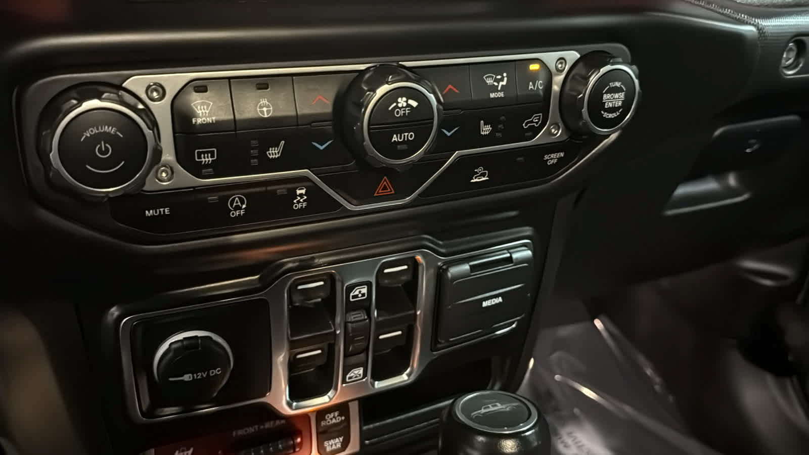 Used 2022 Jeep Gladiator Rubicon w/ Cold Weather Group AWD/4WD image 19