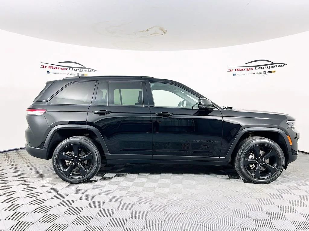 Used 2023 Jeep Grand Cherokee Altitude AWD/4WD image 9