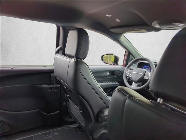 Used 2025 Chrysler Pacifica Select image 24
