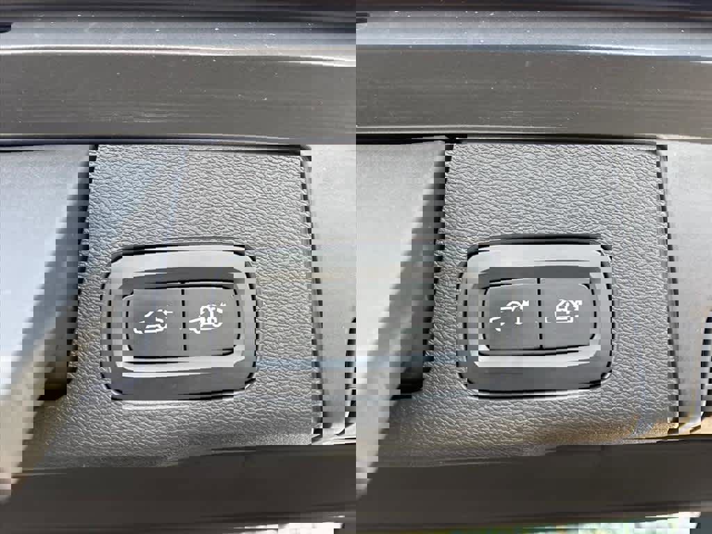 Used 2018 Volvo XC60 T6 Momentum w/ Convenience Package image 30