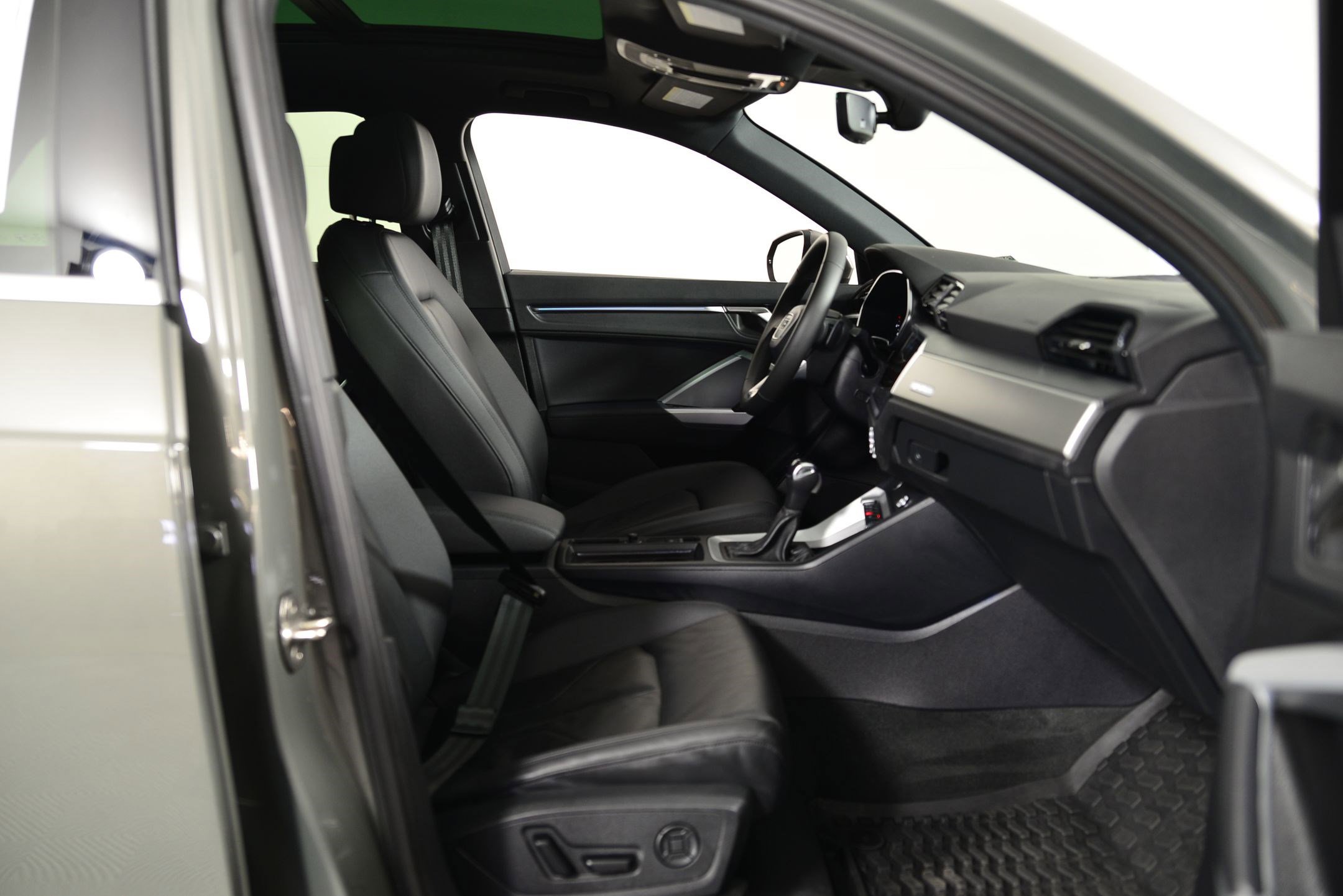 Certified 2025 Audi Q3 2.0T Premium Plus w/ Premium Plus Package image 19