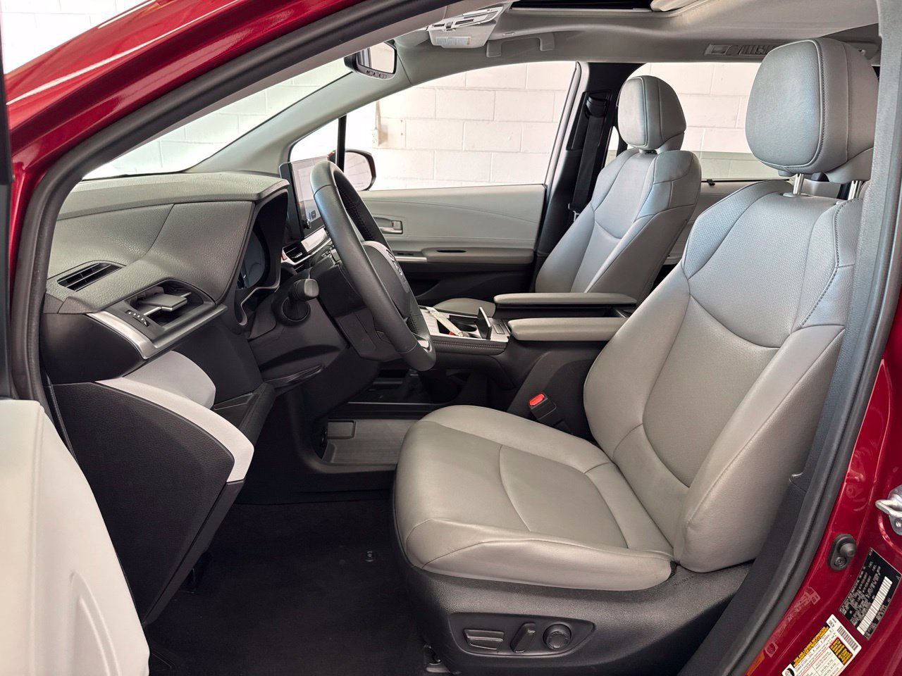 Used 2026 Toyota Sienna XLE FWD image 15
