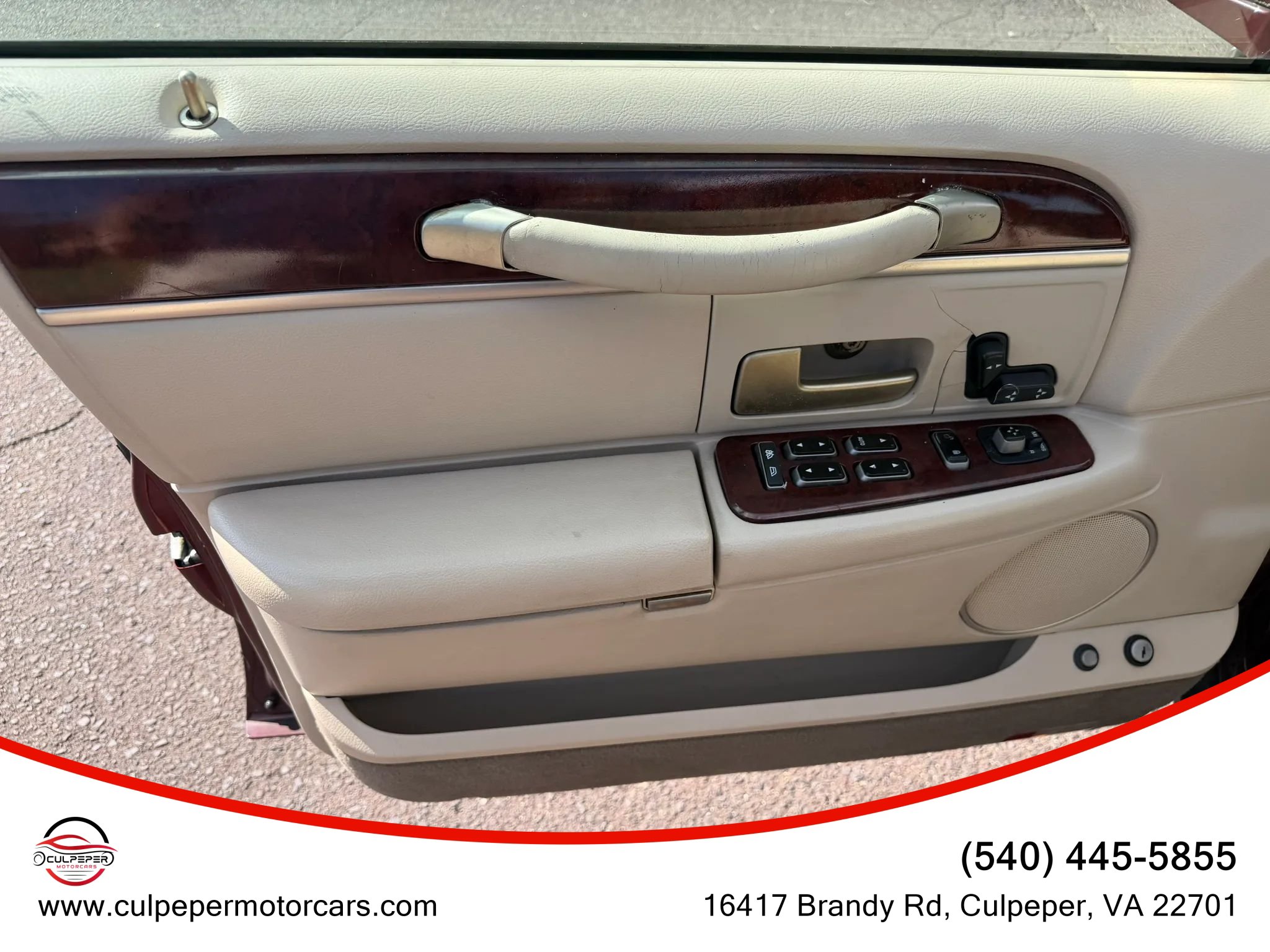 Used 2004 Lincoln Town Car Signature RWD image 8