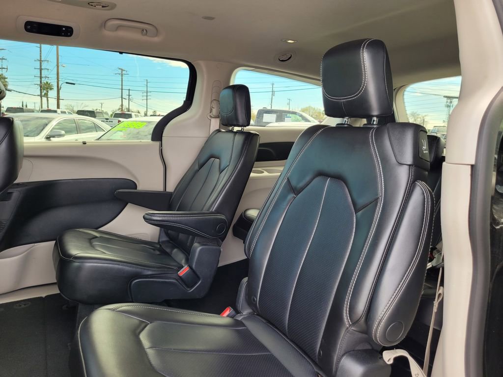 Used 2023 Chrysler Pacifica Touring-L image 14