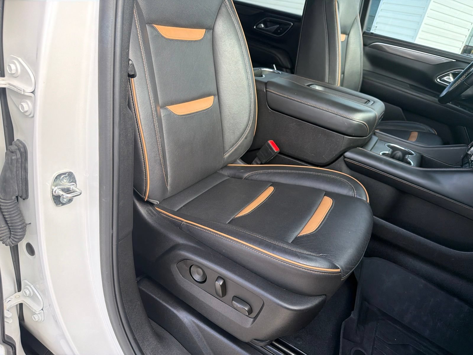Used 2024 GMC Yukon XL AT4 w/ Technology Package AWD/4WD image 13