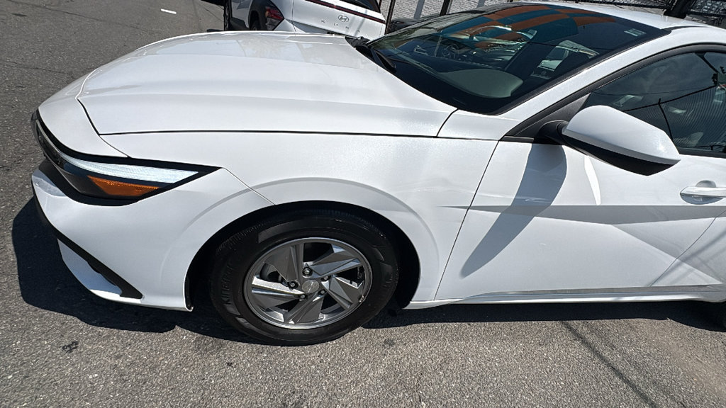 Used 2024 Hyundai Elantra SE FWD image 9