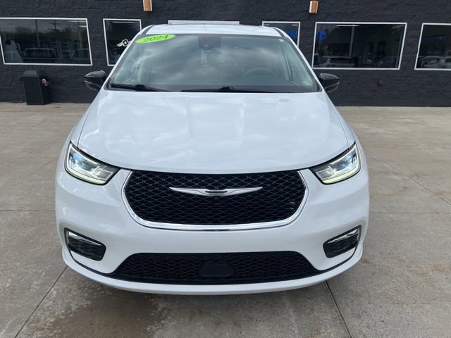 Used 2024 Chrysler Pacifica Touring-L image 2