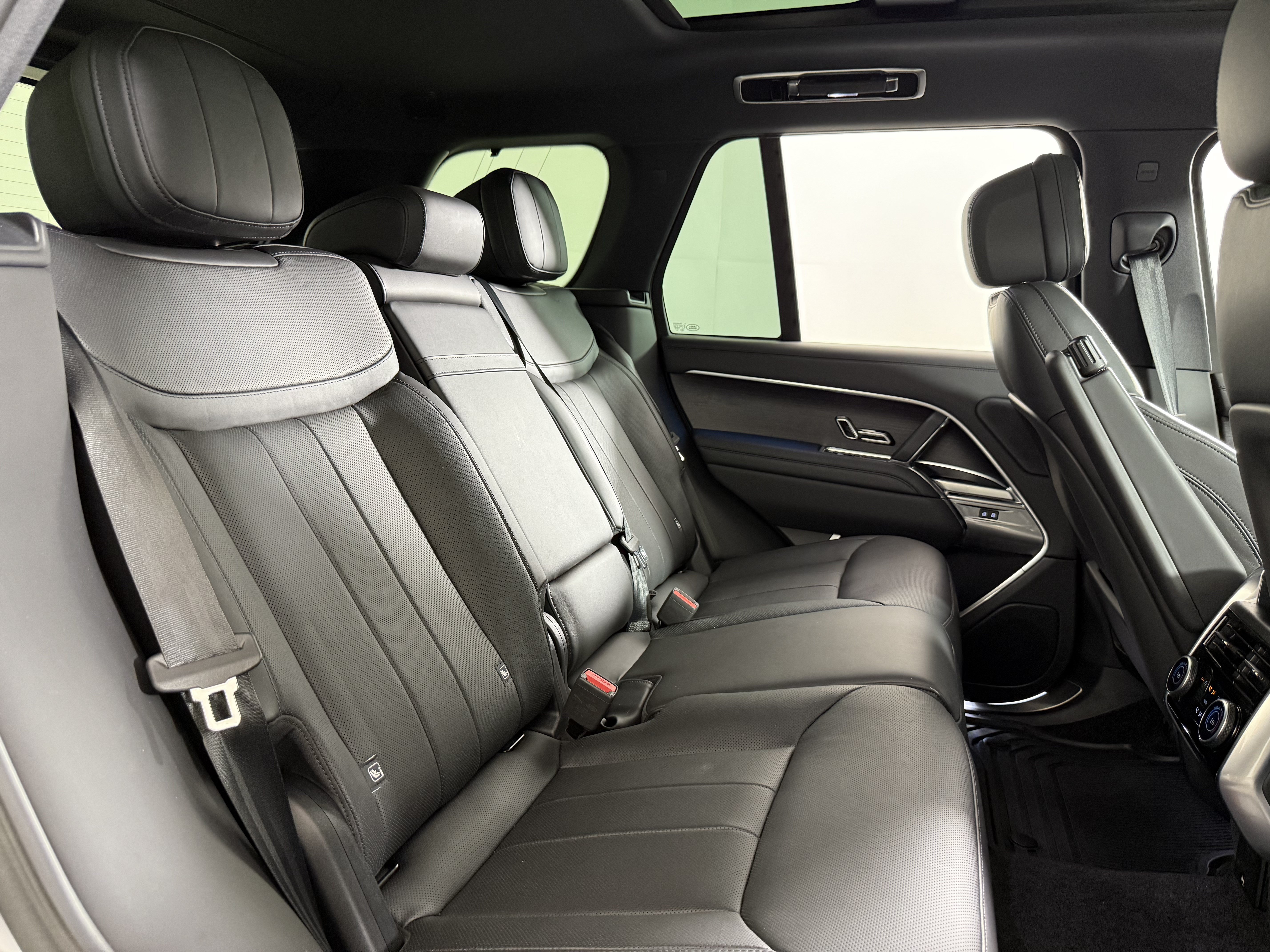 Certified 2025 Land Rover Range Rover SE AWD/4WD image 26