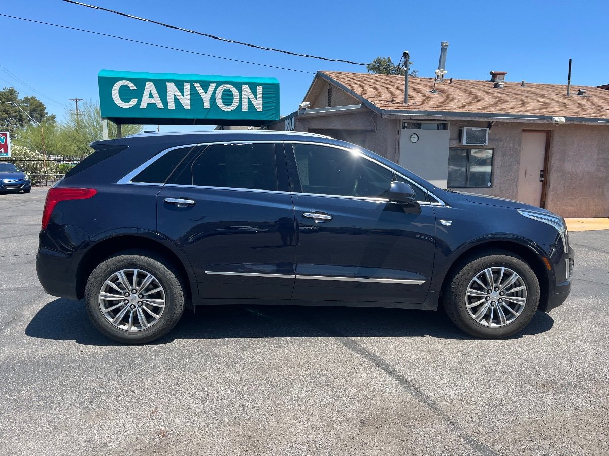 Used 2017 Cadillac XT5 Luxury w/ Driver Awareness Package FWD image 2
