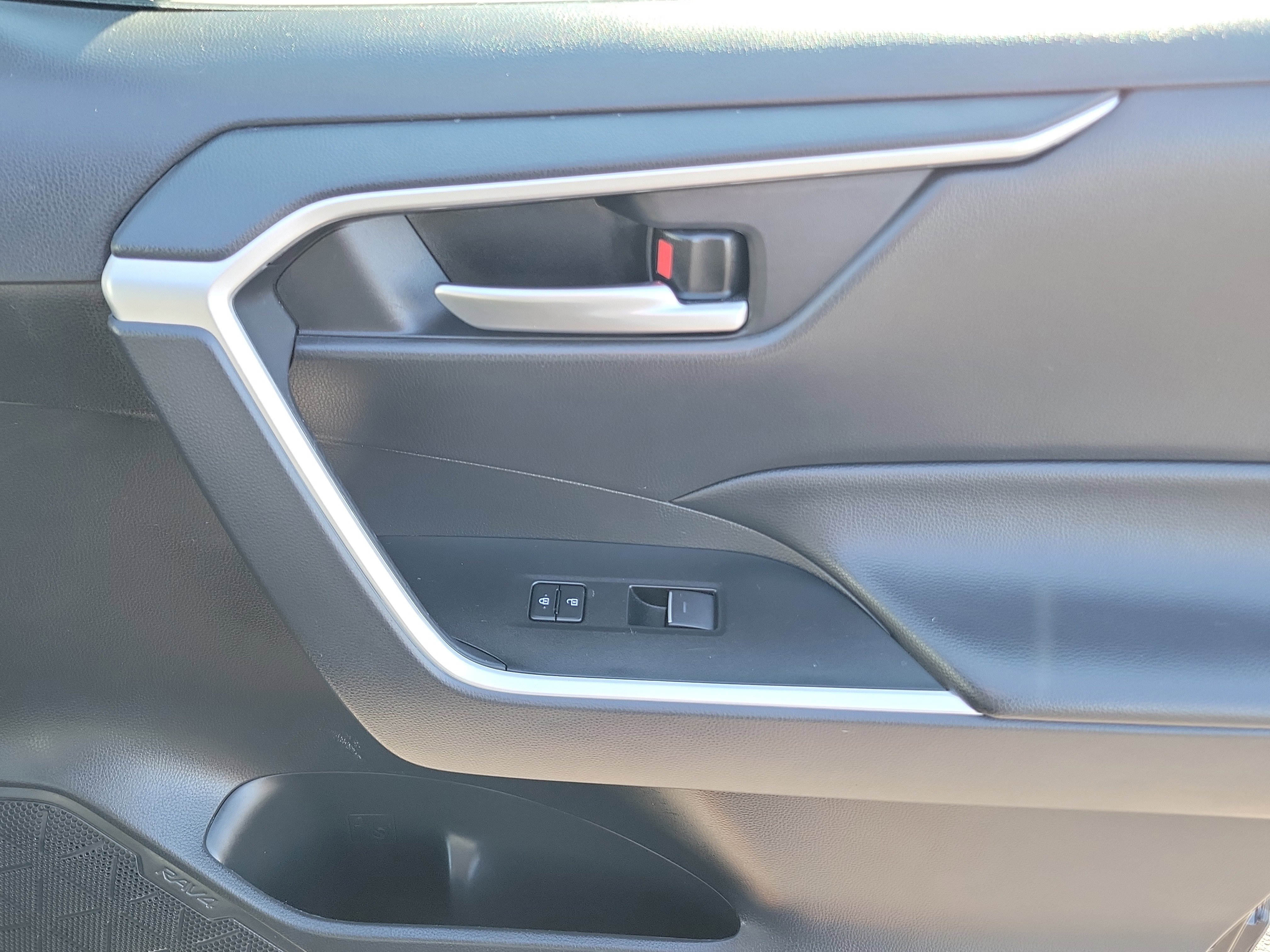 Certified 2025 Toyota RAV4 XLE image 33