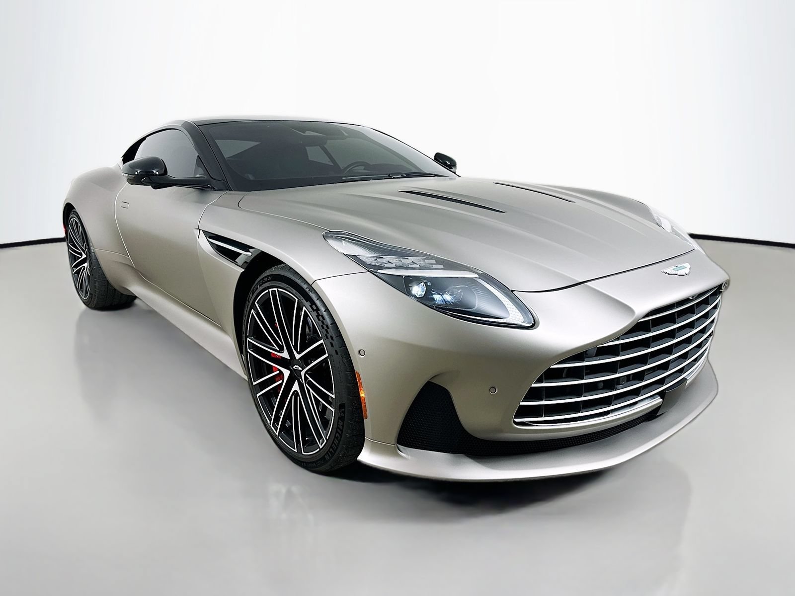 Used 2024 Aston Martin DB12 Coupe RWD image 3