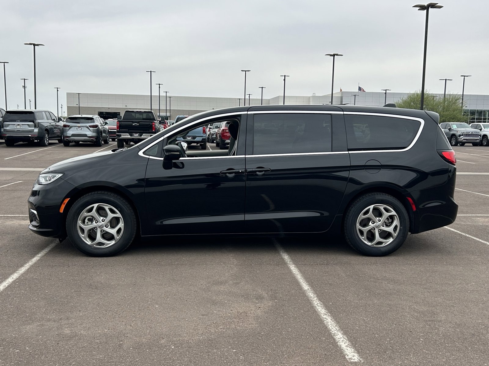 Used 2024 Chrysler Pacifica Limited FWD image 2