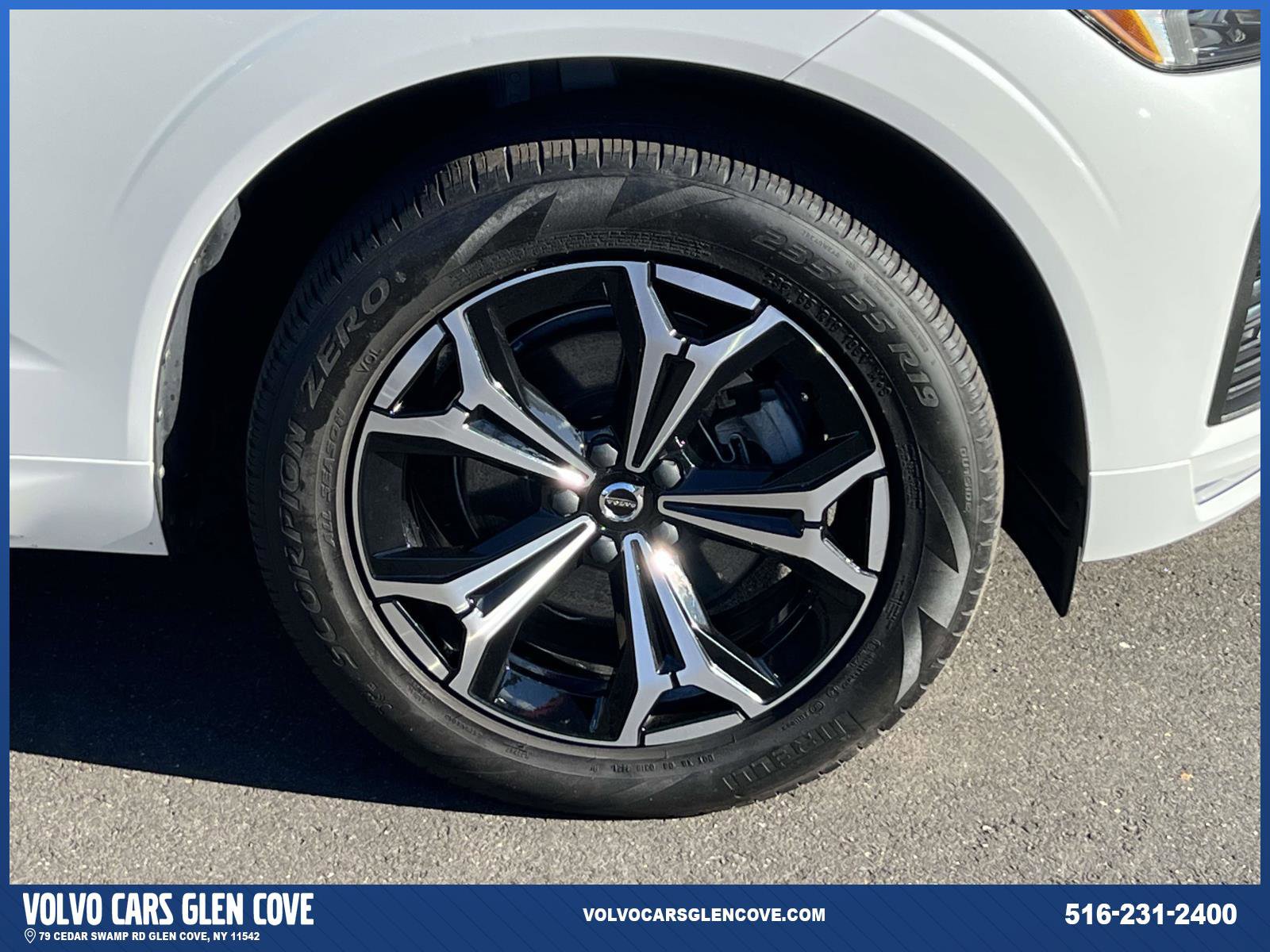 Used 2022 Volvo XC60 B5 Momentum w/ Climate Package image 6