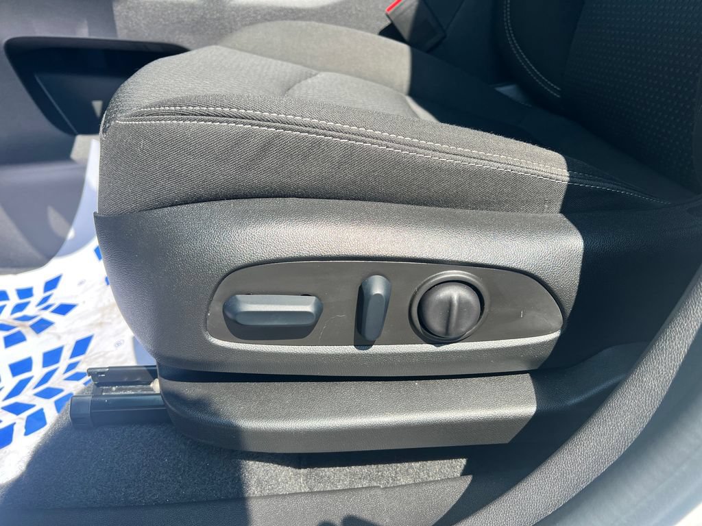 Used 2024 GMC Terrain SLE w/ Driver Convenience Package FWD image 16