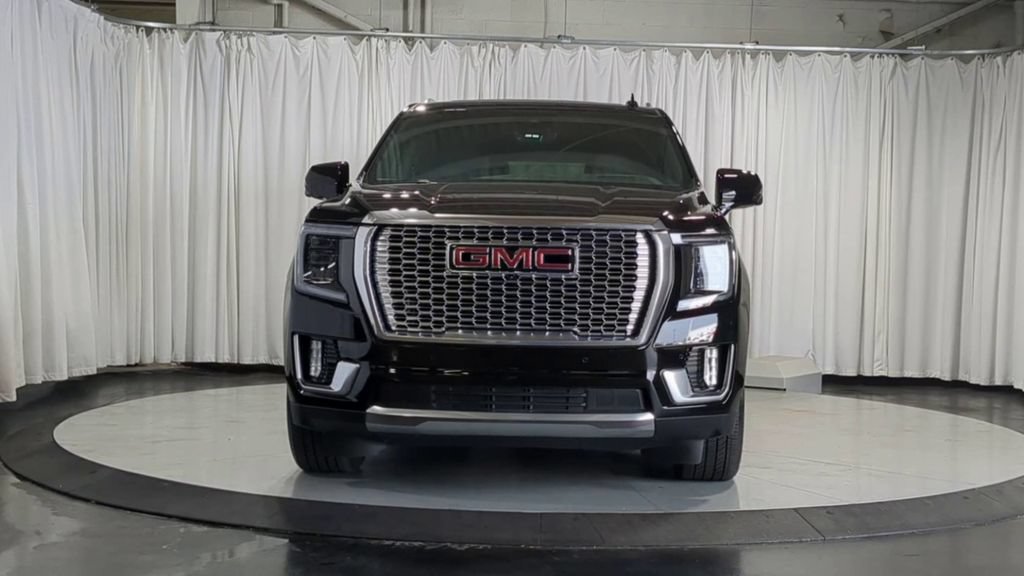 Used 2024 GMC Yukon XL Denali w/ Advanced Technology Package AWD/4WD image 3