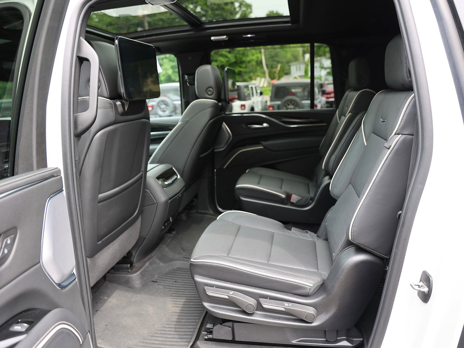 Used 2023 Cadillac Escalade ESV Sport w/ LPO, ONYX Package AWD/4WD image 23