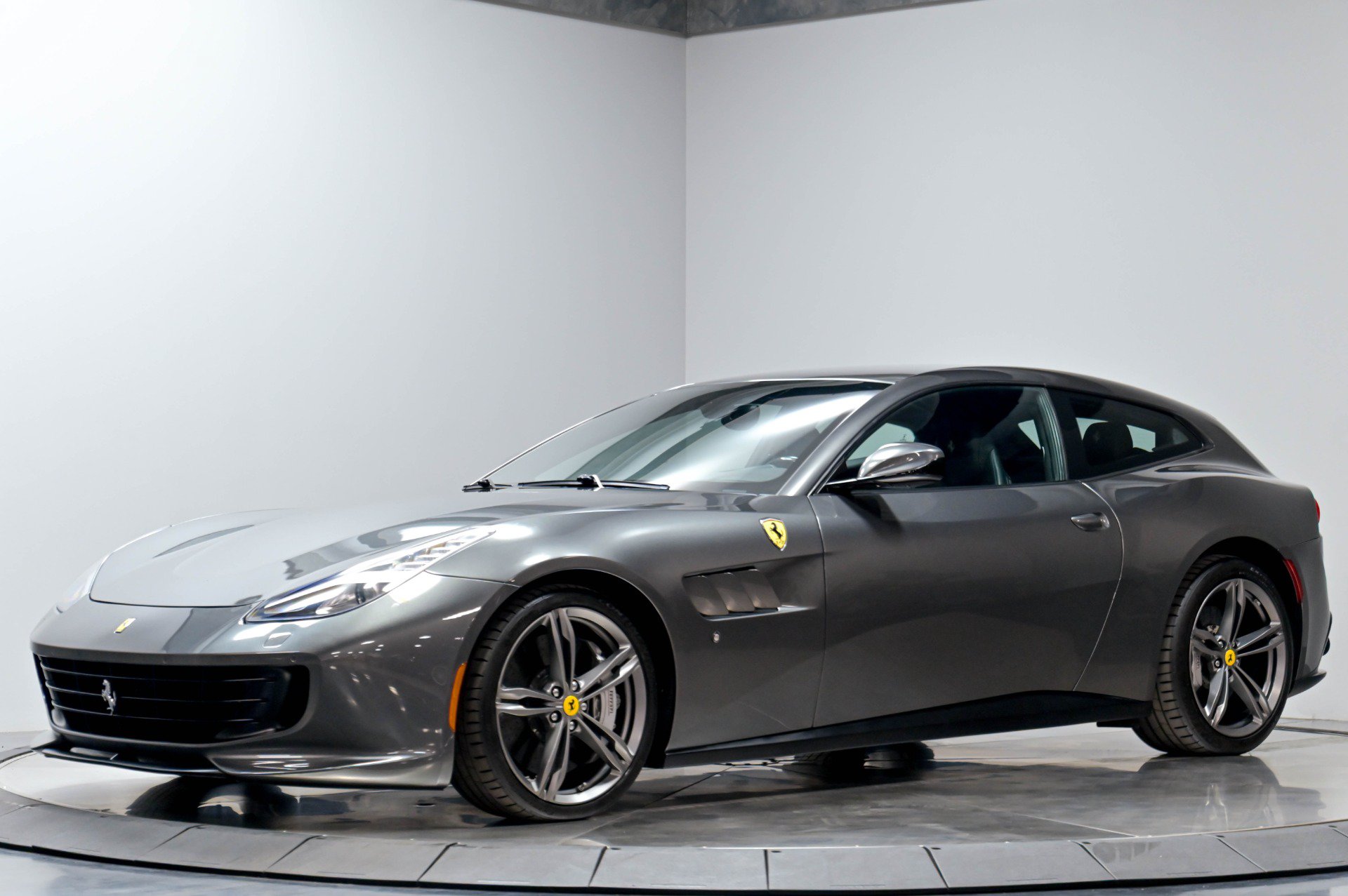 Used 2017 Ferrari GTC4Lusso AWD/4WD image 2