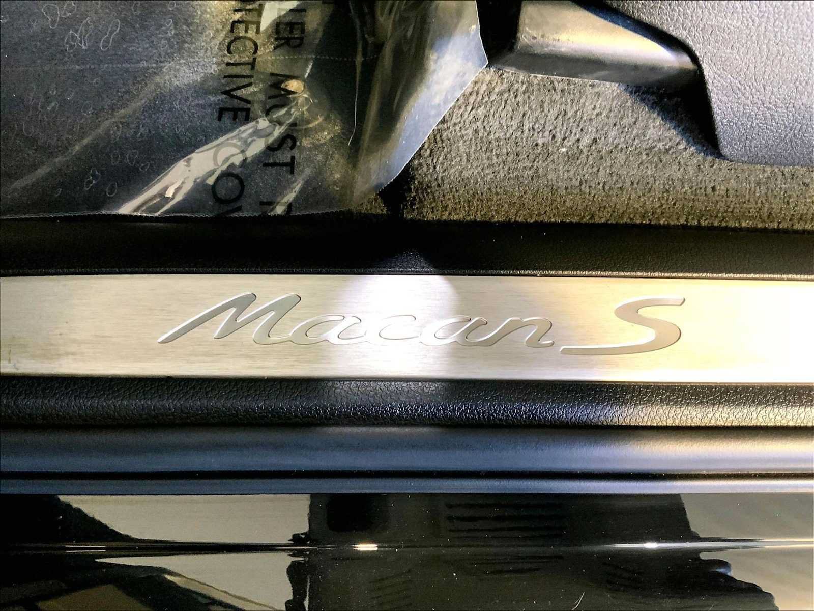 Certified 2022 Porsche Macan S AWD/4WD image 19