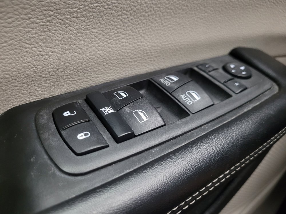 Used 2022 Chrysler Pacifica Touring-L FWD image 27