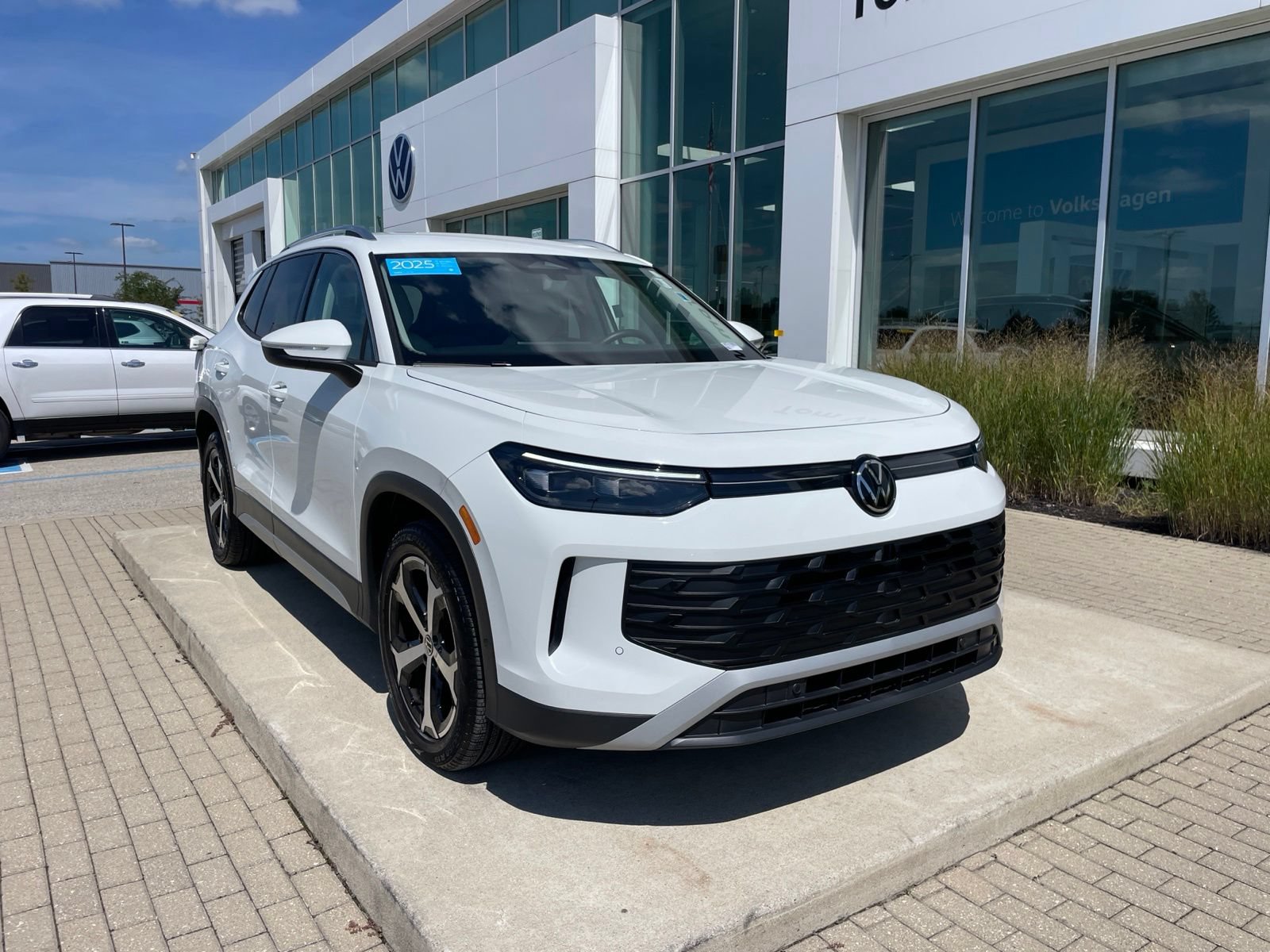 Certified 2025 Volkswagen Tiguan SE FWD image 3