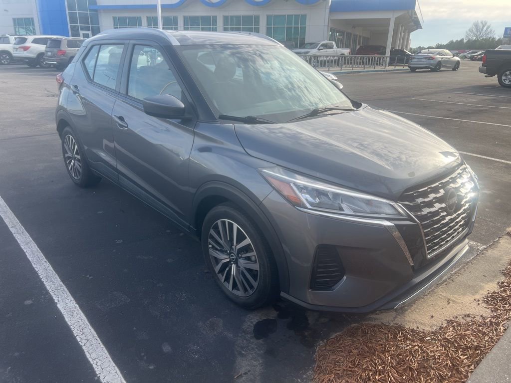 Used 2022 Nissan Kicks SV image 3