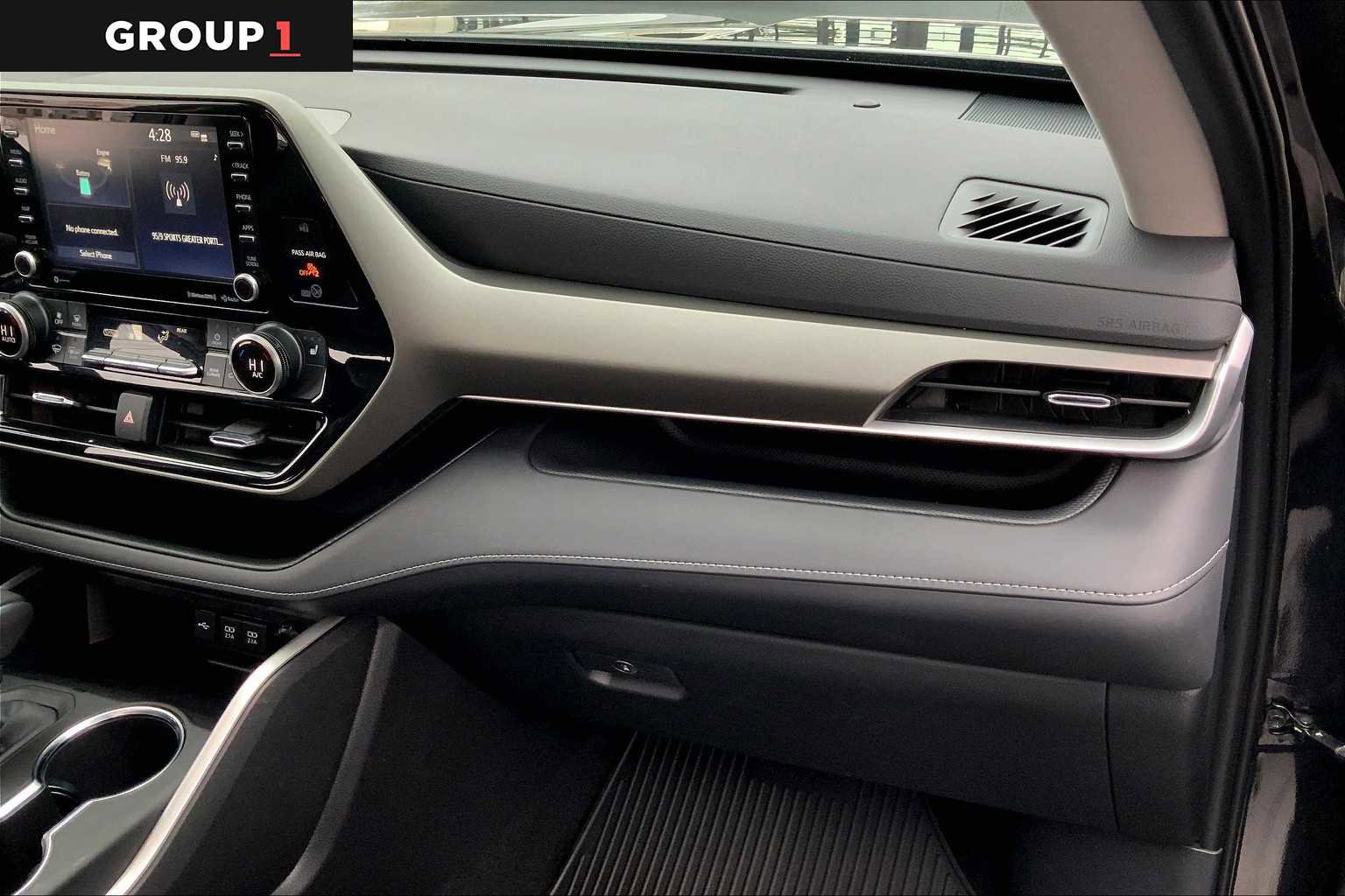 Used 2021 Toyota Highlander XLE AWD/4WD image 19