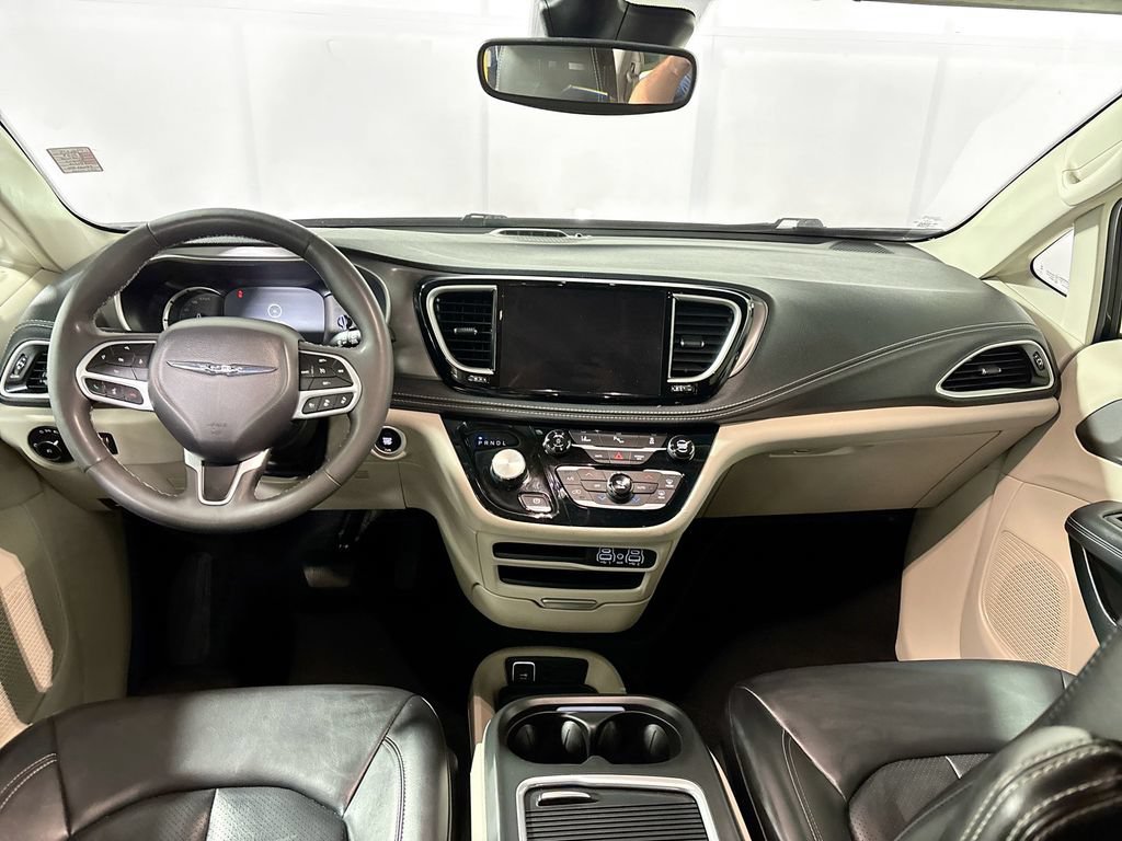 Used 2023 Chrysler Pacifica Touring-L FWD image 12