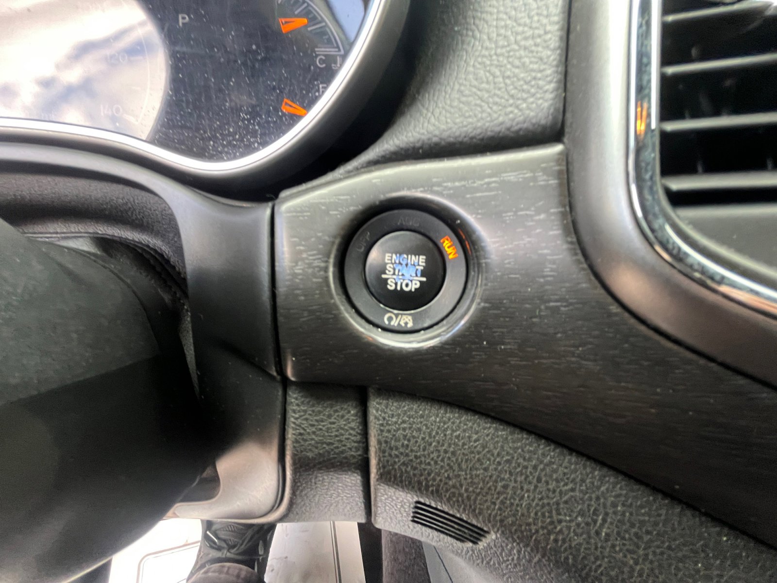 Used 2018 Jeep Grand Cherokee Laredo image 31