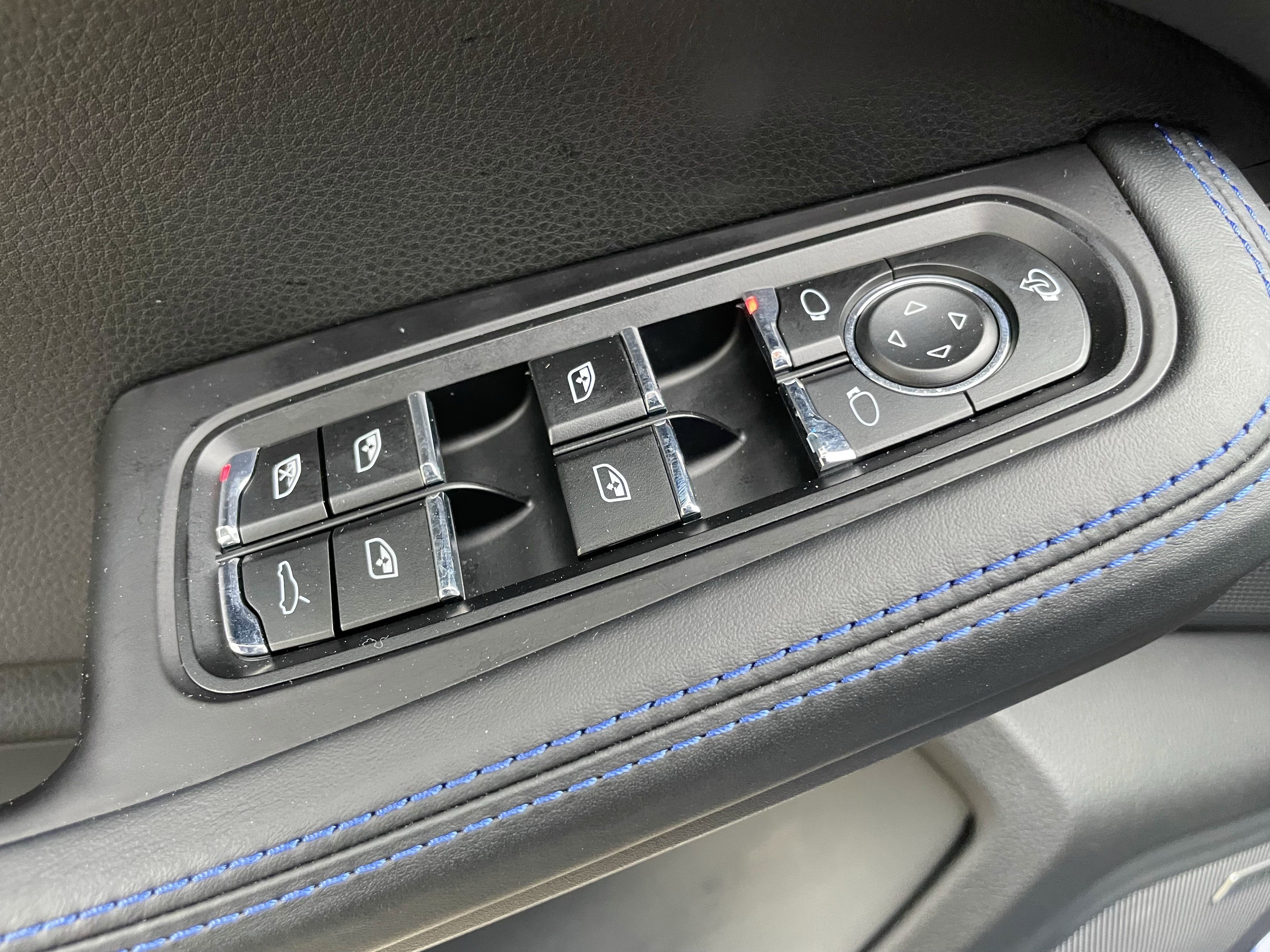 Used 2023 Porsche Macan Turbo image 11