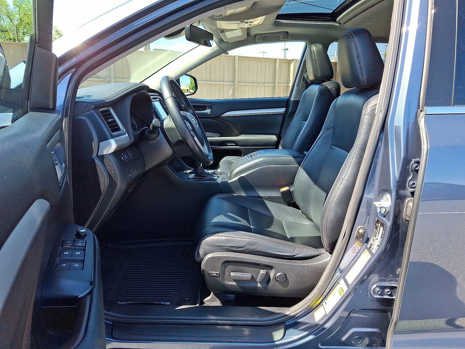 Used 2017 Toyota Highlander XLE AWD/4WD image 16