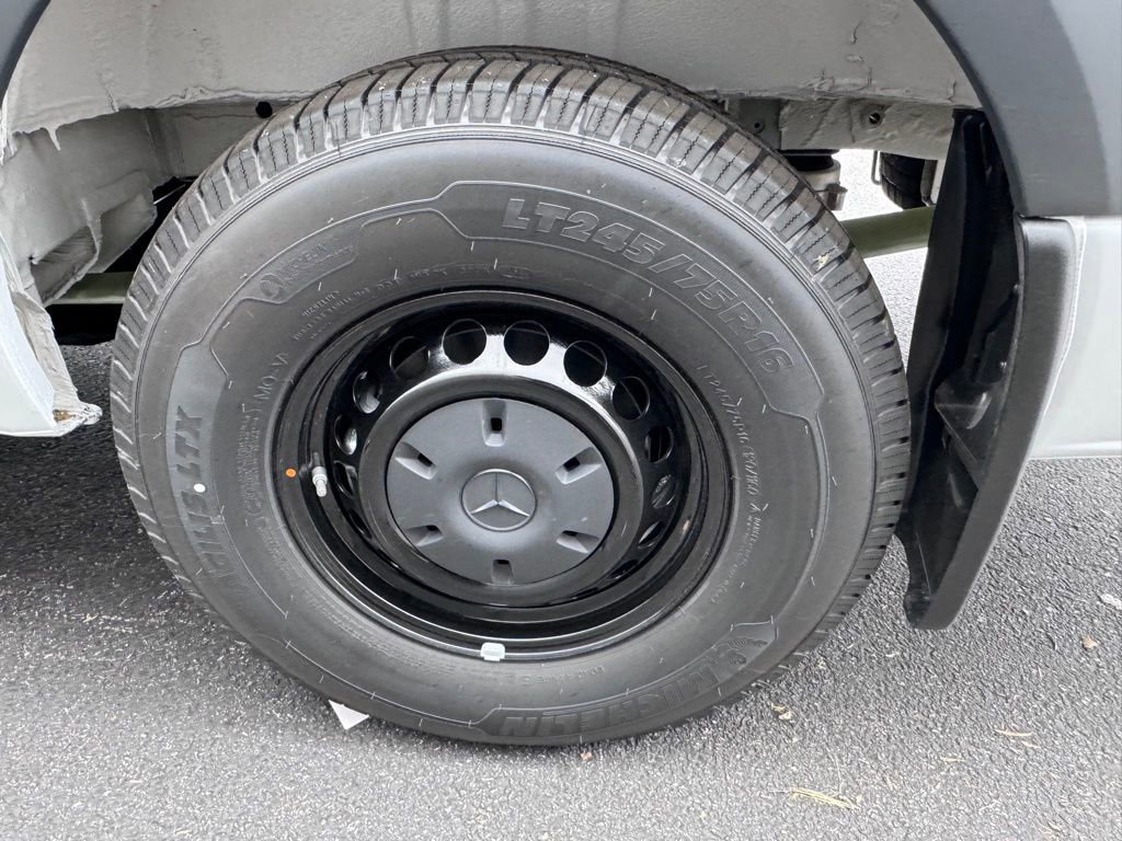 Used 2024 Mercedes-Benz eSprinter 170 Cargo image 17
