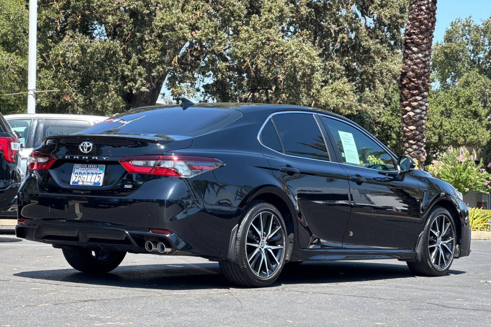 Used 2022 Toyota Camry SE FWD image 3