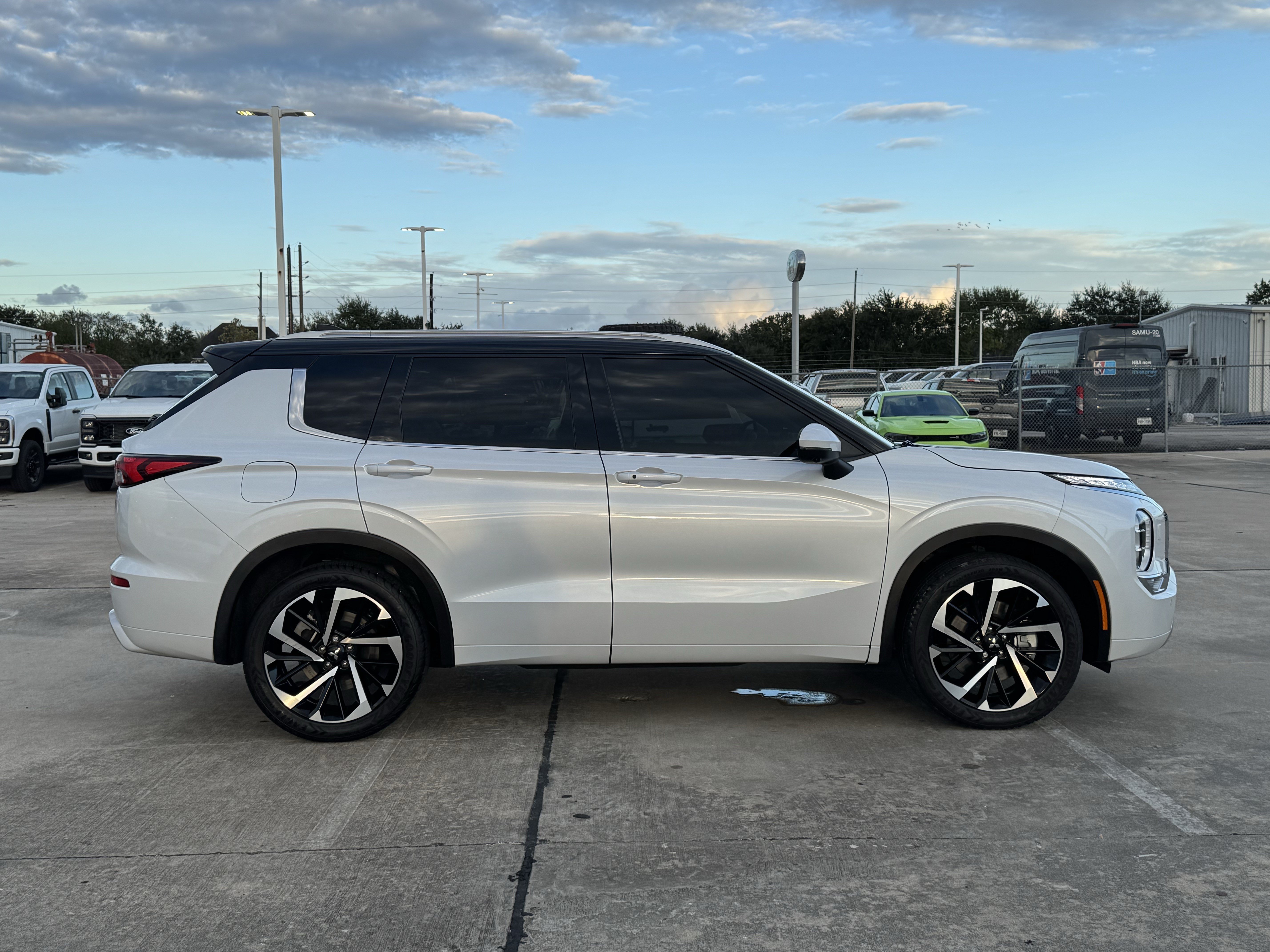 Used 2024 Mitsubishi Outlander SEL AWD/4WD image 6
