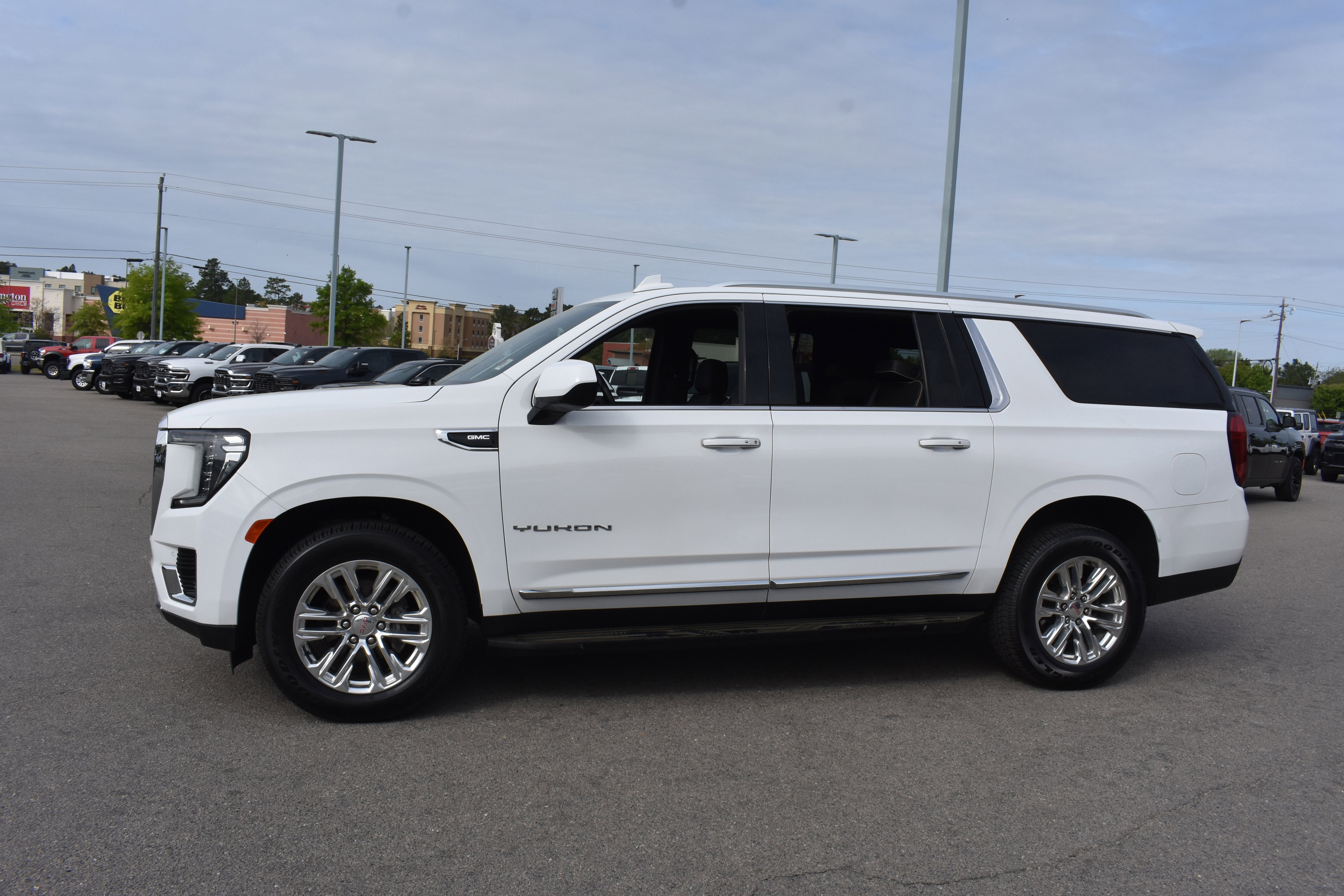 Used 2021 GMC Yukon XL SLT image 6