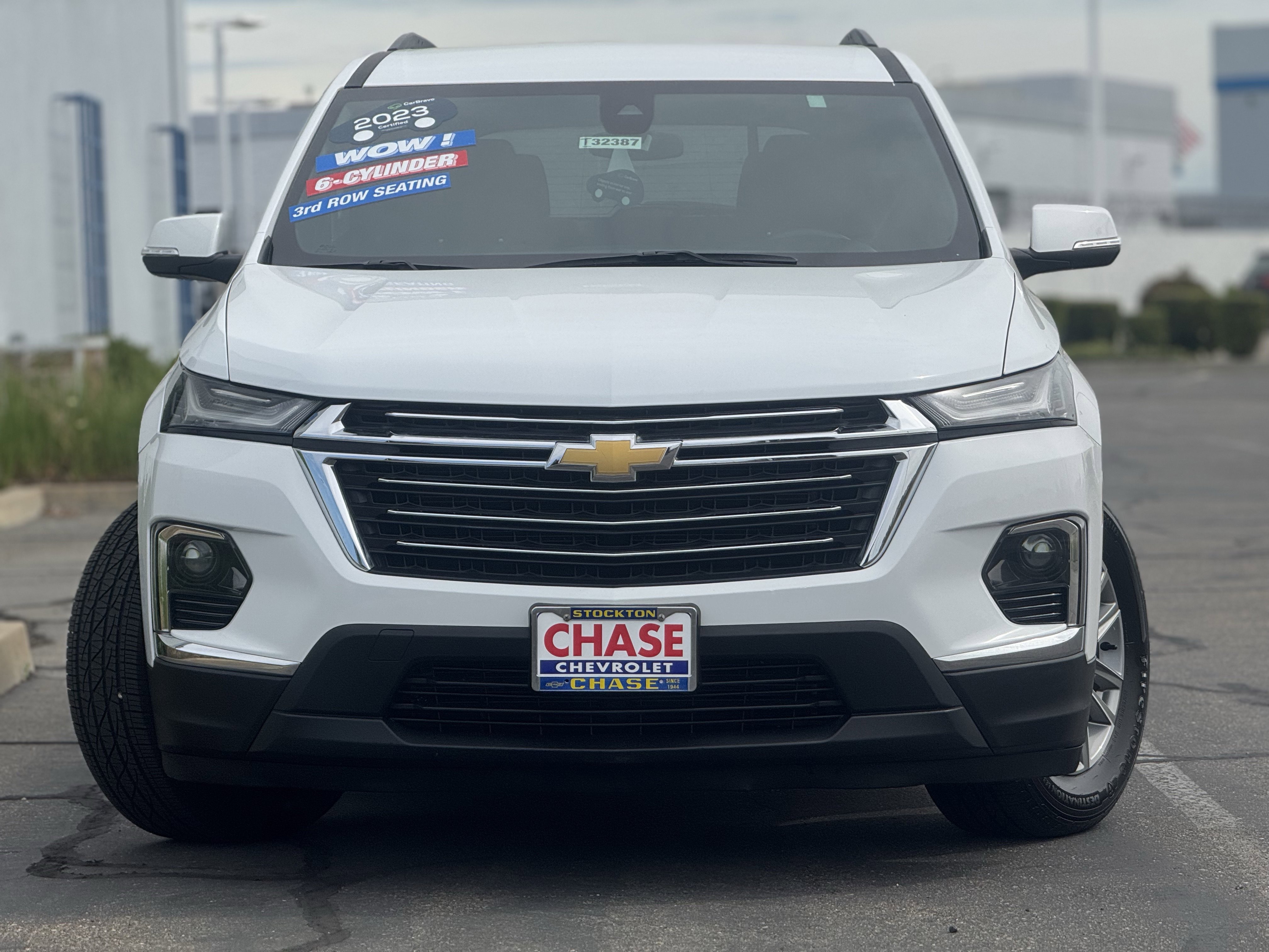 Used 2023 Chevrolet Traverse LT FWD image 2