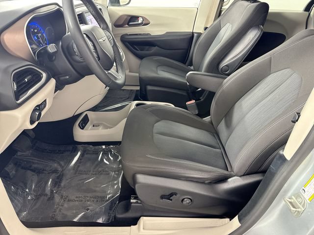 Used 2023 Chrysler Voyager LX FWD image 4