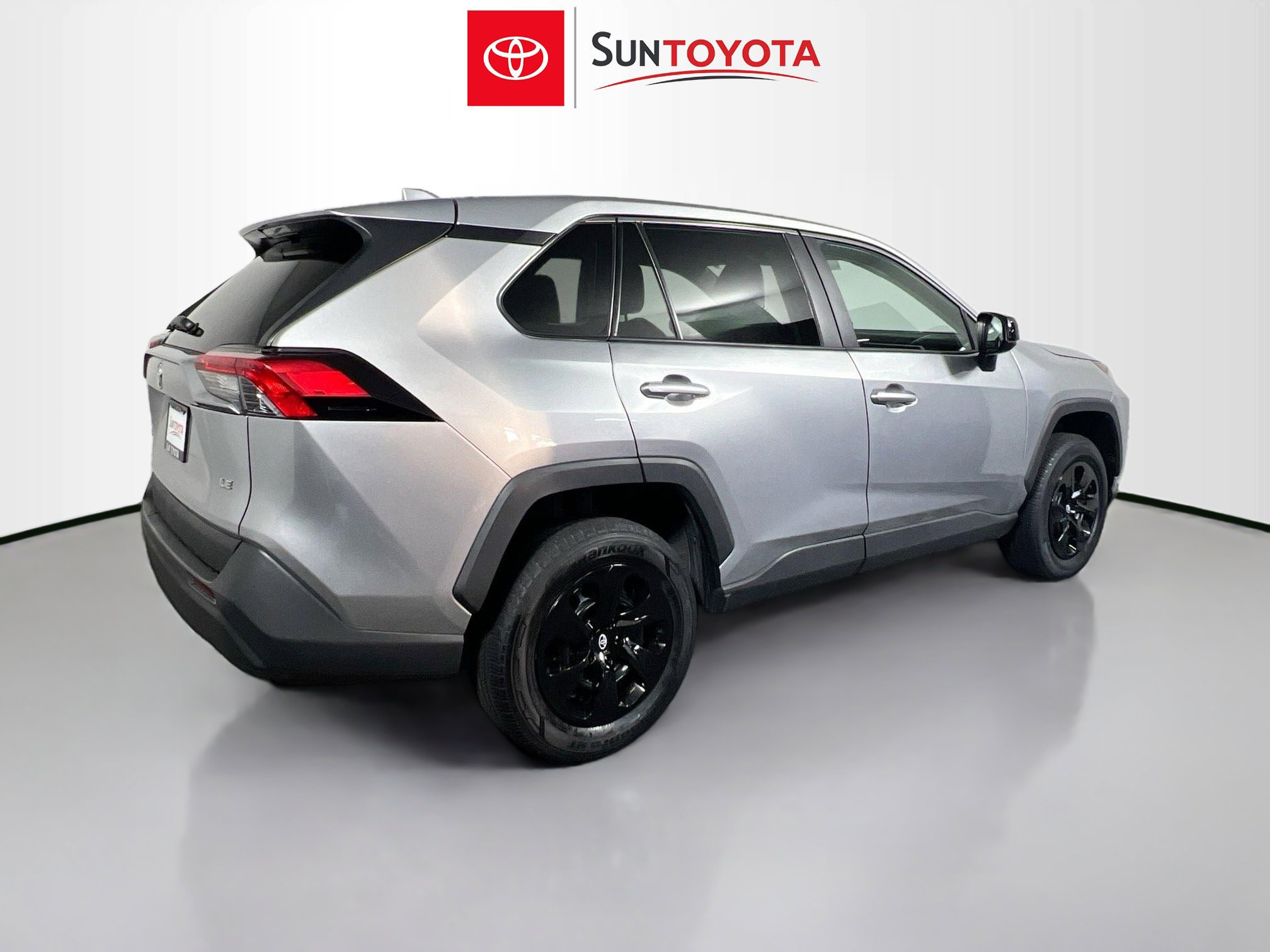 Used 2022 Toyota RAV4 LE FWD image 4