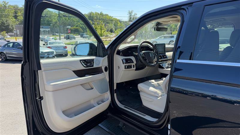 Used 2021 Lincoln Navigator Reserve w/ Luxury Package AWD/4WD image 20