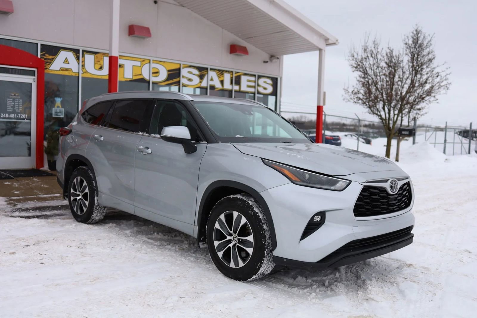 Used 2021 Toyota Highlander XLE AWD/4WD image 3