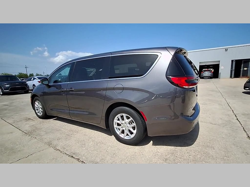 Used 2023 Chrysler Pacifica Touring-L FWD image 47