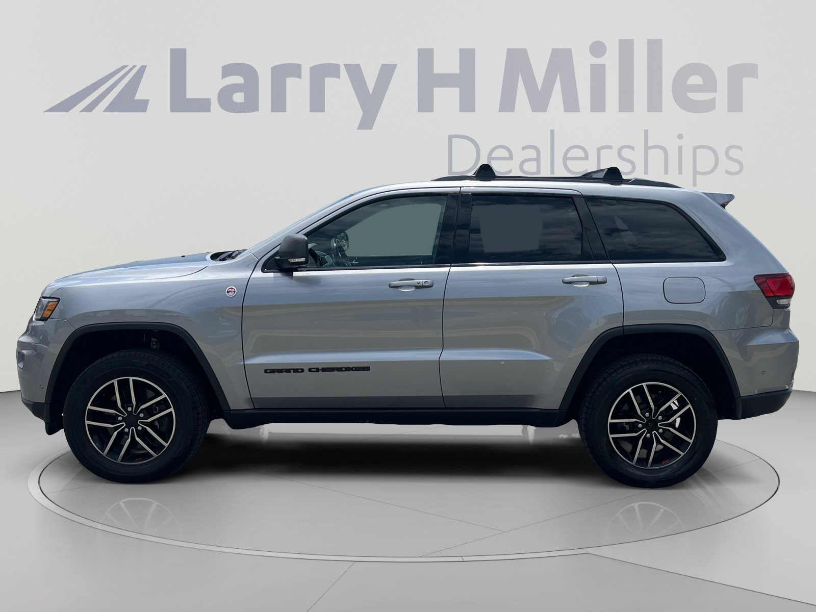 Used 2019 Jeep Grand Cherokee Trailhawk AWD/4WD image 2