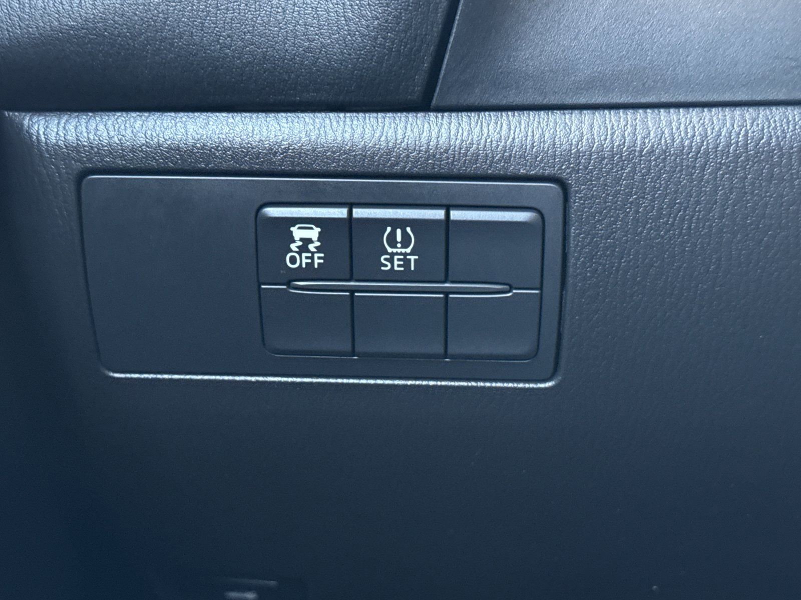 Used 2015 MAZDA MAZDA3 i Sport image 30