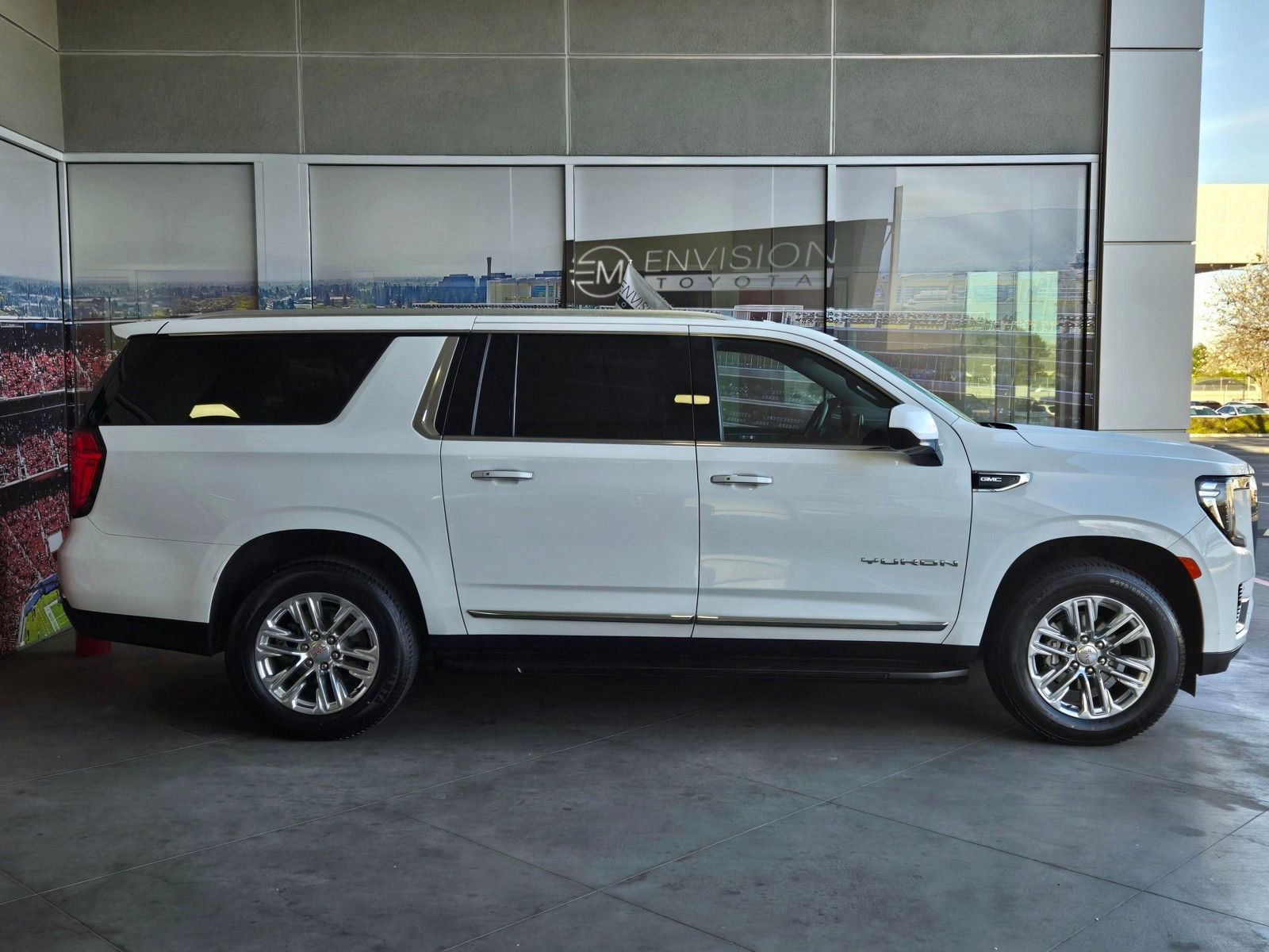 Used 2024 GMC Yukon XL SLT image 4