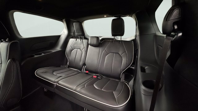 New 2027 Chrysler Pacifica Limited FWD image 30