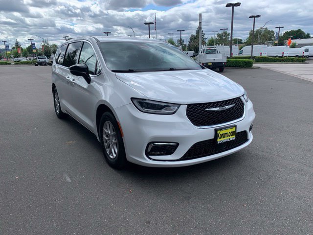 Used 2025 Chrysler Pacifica Select FWD image 9