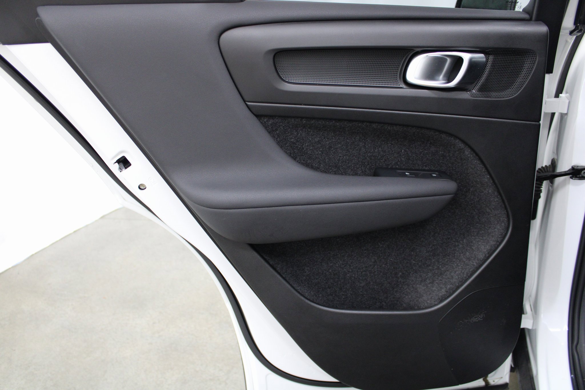 Used 2025 Volvo XC40 B5 Plus image 13